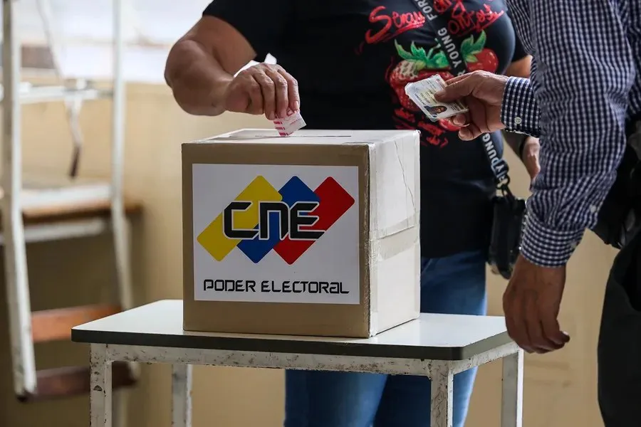 Una persona vota el 25 de mayo de 2025, en Caracas|Foto: EFE/Miguel Gutiérrez El chavismo es declarado ganador de las elecciones regionales y legislativas en Venezuela