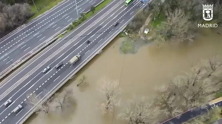 Río Manzanares en Madrid Foto: EFE/Policía Municipal de Madrid Las inundaciones provocadas por las fuertes lluvias producidas por la borrasca Martinho, han dejado un total de 35 carreteras cortadas al tráfico este sábado