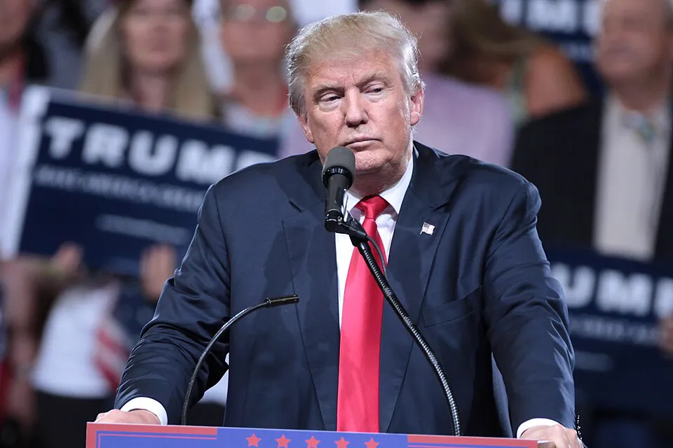 Donald Trump en campaña presidencial | Foto:  Gage Skidmore / Wikimedia Commons Donald Trump ordena una "limpieza ideológica" en los museos Smithsonian para eliminar narrativas "divisivas" y restaurar una visión patriótica de la historia, encargando la tarea al vicepresidente JD Vance.

