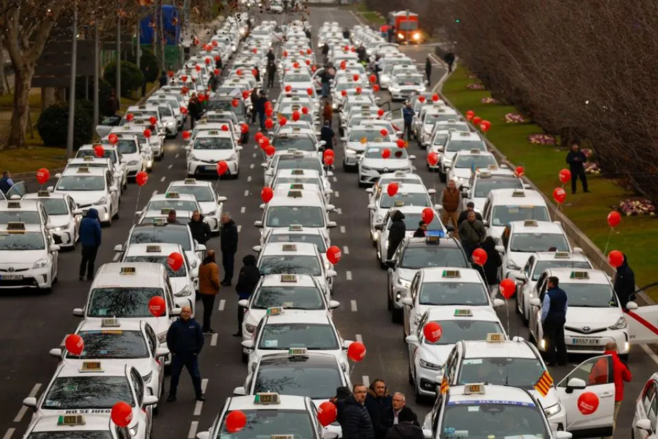 Participantes en la marcha de taxistas en Madrid. EFE/Javier Lizón
