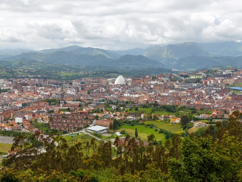 vista-panoramica-de-un-pueblo-rural-con-casas-de-piedra-entre-colinas