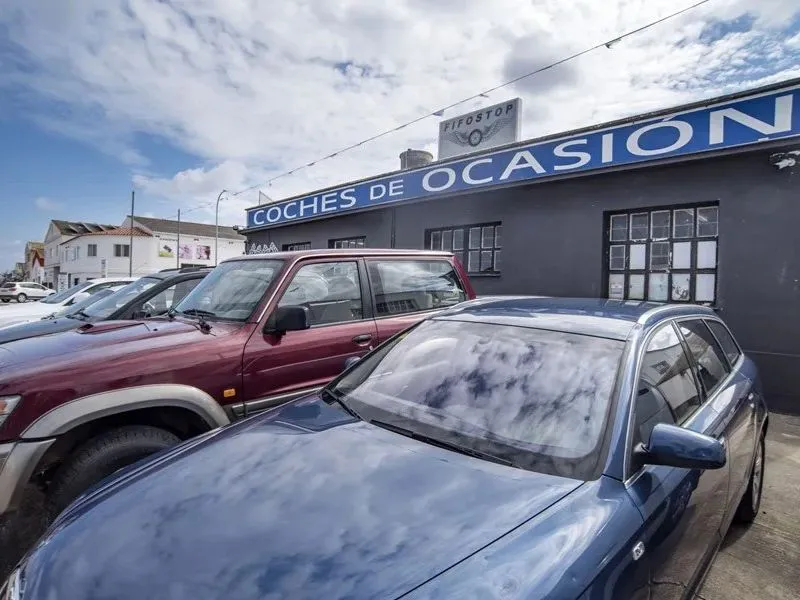 Concesionario de vehículos de ocasión|Foto: EFE/David Arquimbau Sintes Mercado de coches de segunda mano en España: precio medio supera los €18.000 

