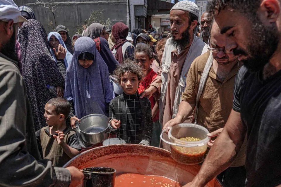 Foto: Unicef  Personas haciendo fila para recibir alimentos en un comedor comunitario, reflejo de la pobreza alimentaria infantil 