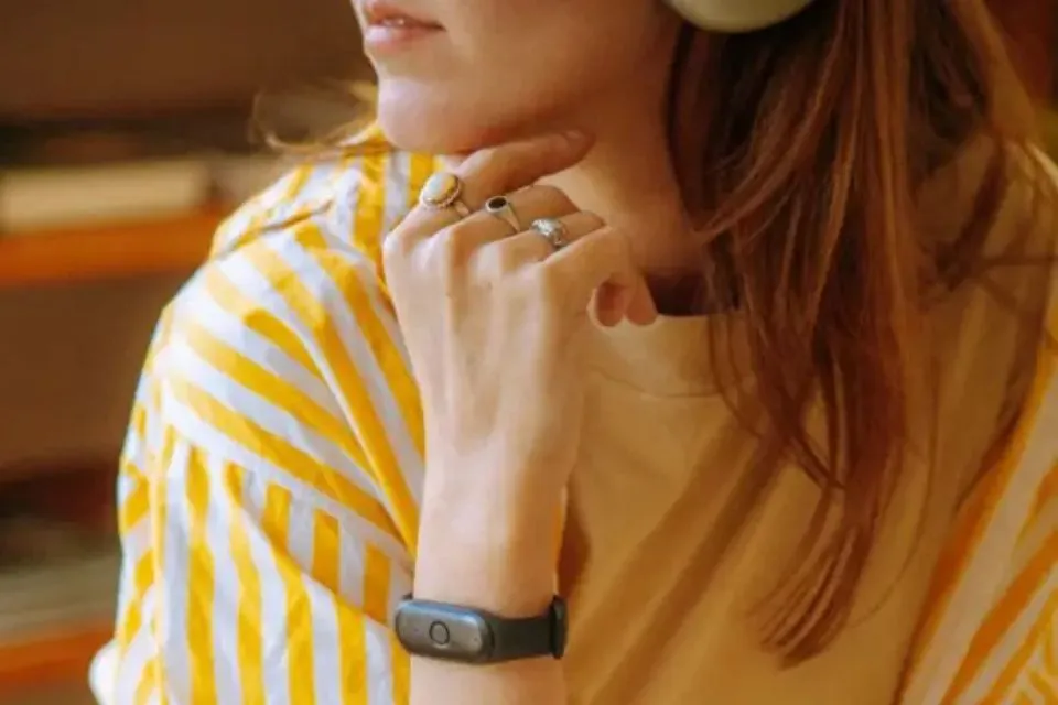 El 'wearable' de IA de la 'startup' Bee|Foto: Europa Press/Bee Amazon compra Bee: la IA que escucha y resume