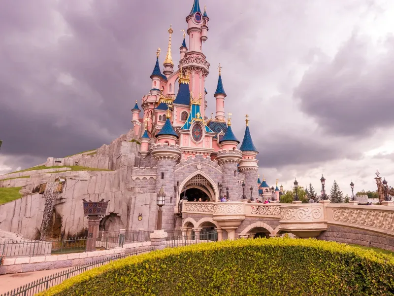 Disneyland París busca personal en España: entrevistas en Sevilla y Valencia, fechas y requisitos Disneyland París realizará entrevistas en Sevilla y Valencia en octubre. Ofertas laborales inmediatas en parques, hoteles y Disney Village