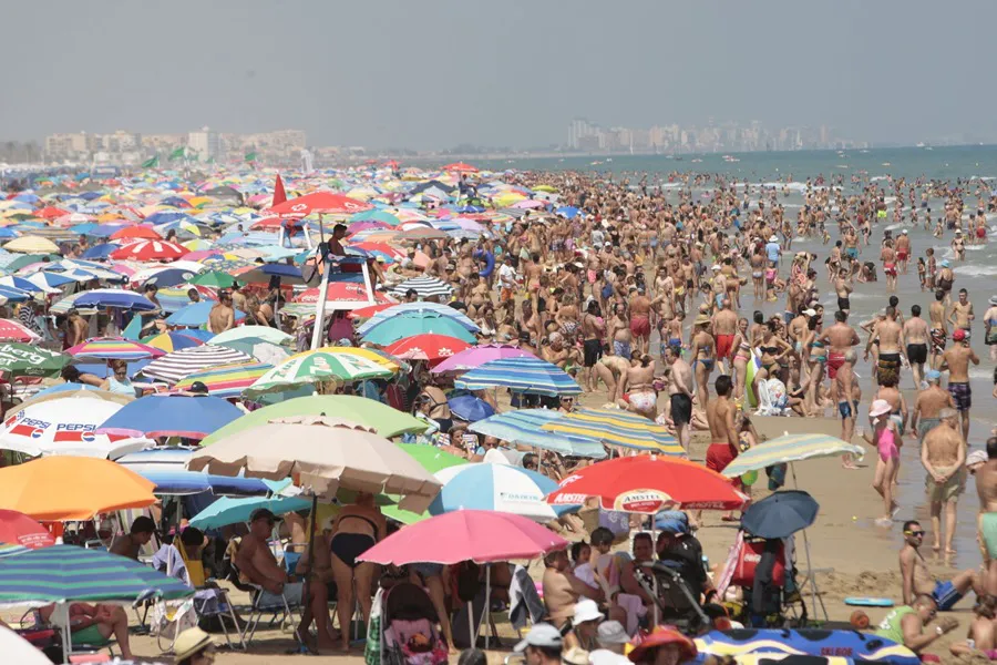 turistas| EFE/RUBÉN FRANCÉS