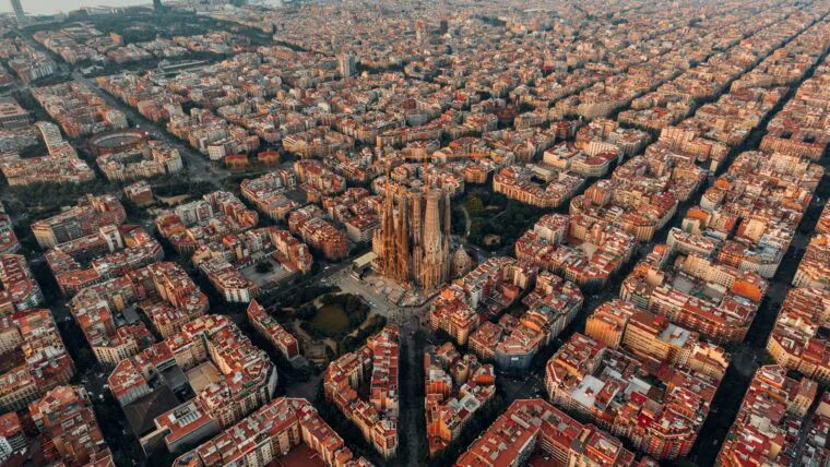 Barcelona | Foto: Ajuntament Barcelona Vista panorámica de Barcelona con la Sagrada Familia y diversas zonas de la ciudad