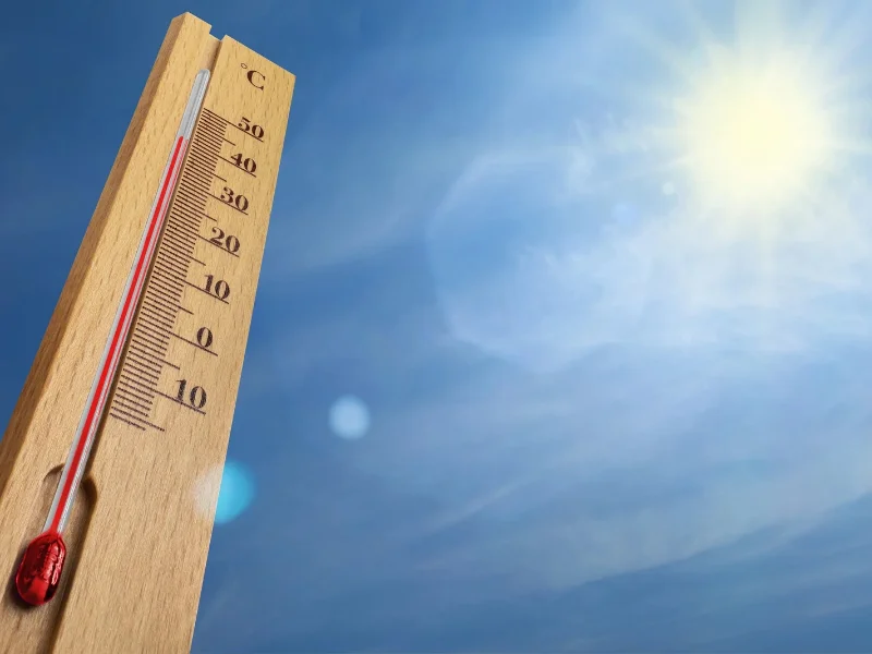 Termómetro exterior marcando temperaturas extremas durante una jornada soleada de verano en España