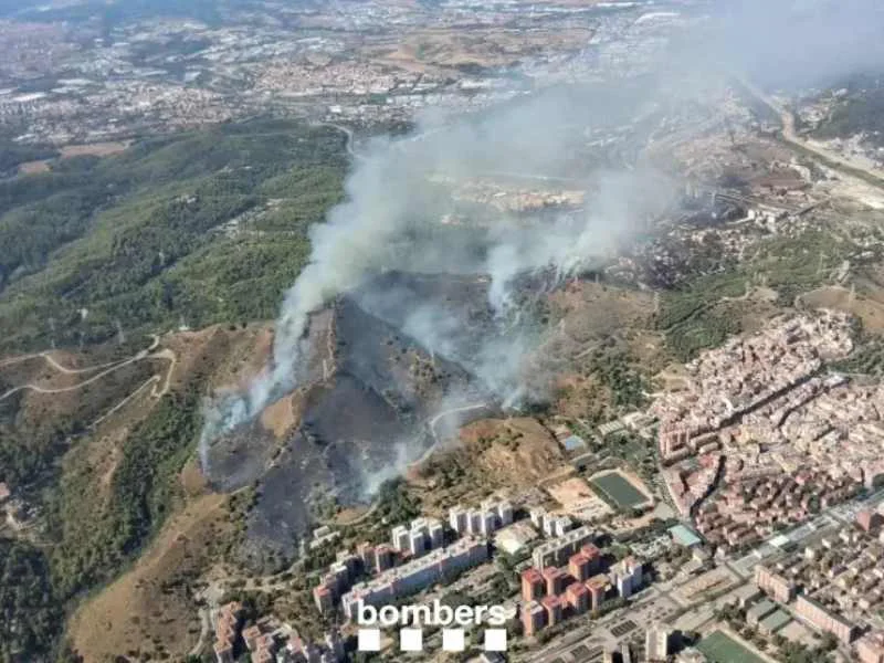 Incendio en Collserola obliga a confinar a 14.000 personas|Foto: Bombers de la Generalitat