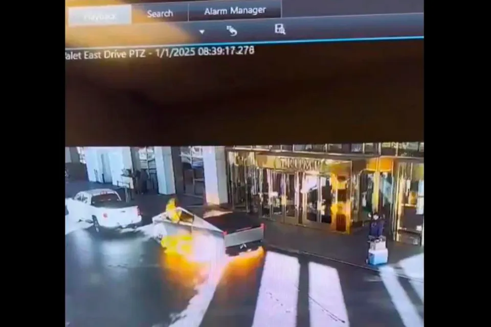 Captura de video- explosión de vehículo frente al 'Trump Hotel' Foto: EFE/@LasVegasLocally  Captura de video tomada de la cuenta en X @LasVegasLocally del momento de la explosión de vehículo frente al 'Trump Hotel' este miércoles, en Las Vegas (EE.UU.) EFE/ @LasVegasLocally