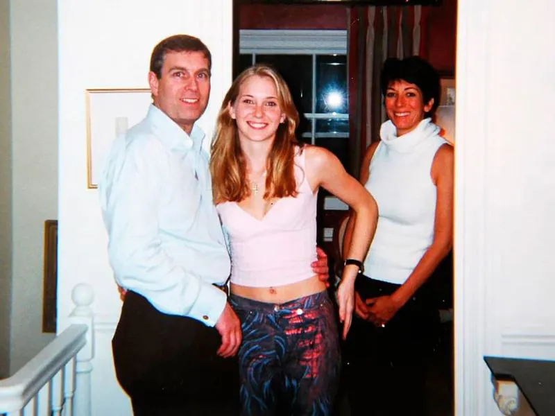 El príncipe Andrew junto a Virginia Giuffre, una de las víctimas de Jeffrey Epstein El príncipe Andrew, ahora conocido legalmente como Andrew Mountbatten-Windsor, ha visto desplomarse su reputación desde que salieron a la luz las acusaciones de Giuffre