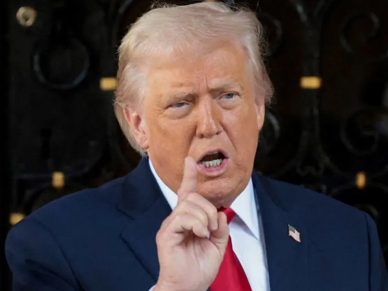 trump-critica-ataque-putin-negociaciones-paz|Foto: Clarín/Reuters/Jonathan Ernst Donald Trump cuestionó el supuesto ataque a la residencia de Vladimir Putin, denunciado por Moscú y desmentido por Kiev, en medio de las negociaciones de paz entre Rusia y Ucrania.  