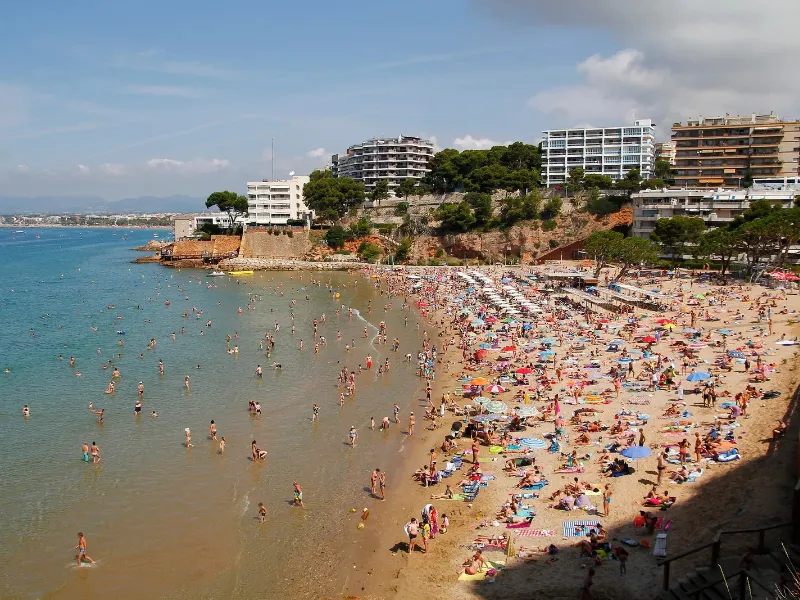 récord-gasto-turístico-espana-2025 España recibió 91,5 millones de turistas internacionales hasta noviembre de 2025, que gastaron 126.700 millones de euros, un 6,9% más que el año anterior