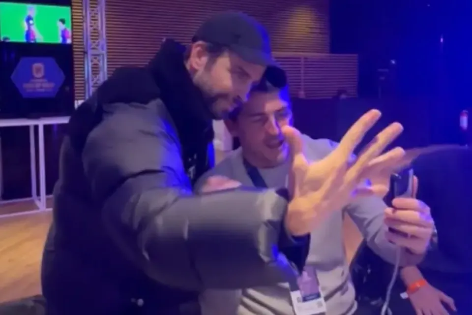 Piqué se burla en la cara de Casillas-derrota-Real Madrid-final de la Supercopa de España 20minutos/X/@KingsLeag Piqué se burla en la cara de Casillas tras la derrota del Real Madrid en la final de la Supercopa de España.X @KingsLeague