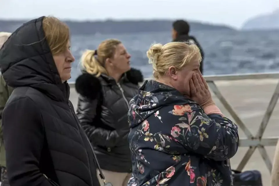 grupo de personas esperan para salir de la isla griega de Santorini - Europa Press/Contacto/Marios Lolos