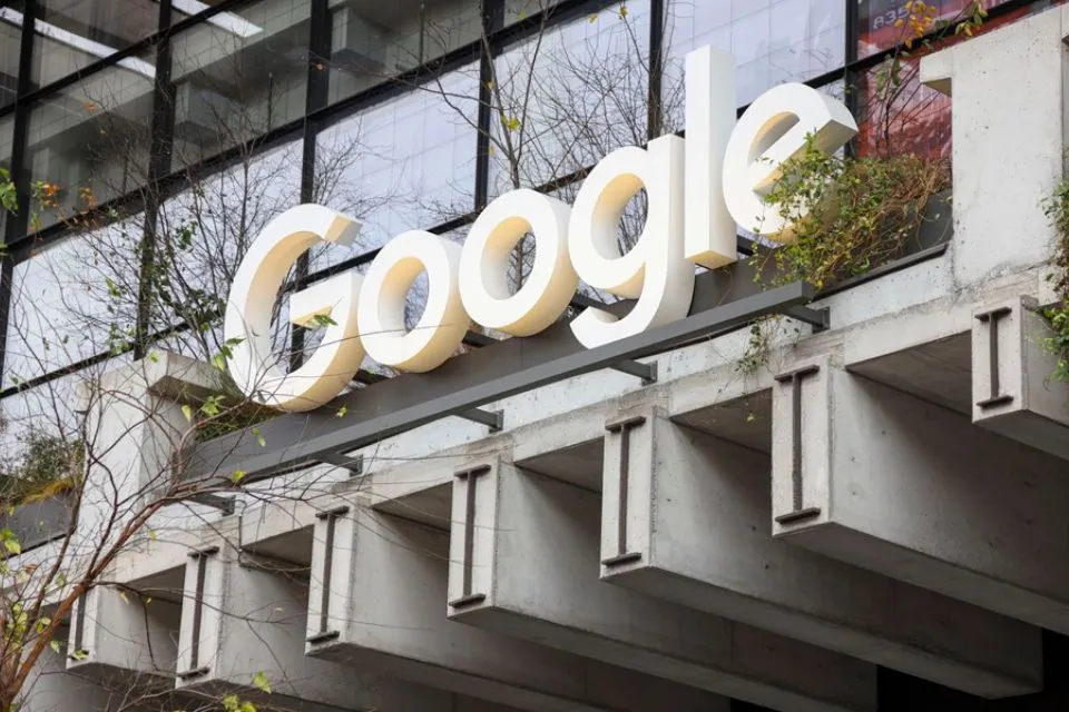 El logo de Google en un edificio en Nueva York, en una fotografía de archivo. EFE/EPA/Sarah Yenesel
