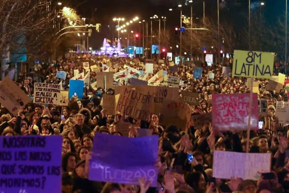 Vista de una manifestación contra la violencia de género el 8M. EFE/Kiko Huesca