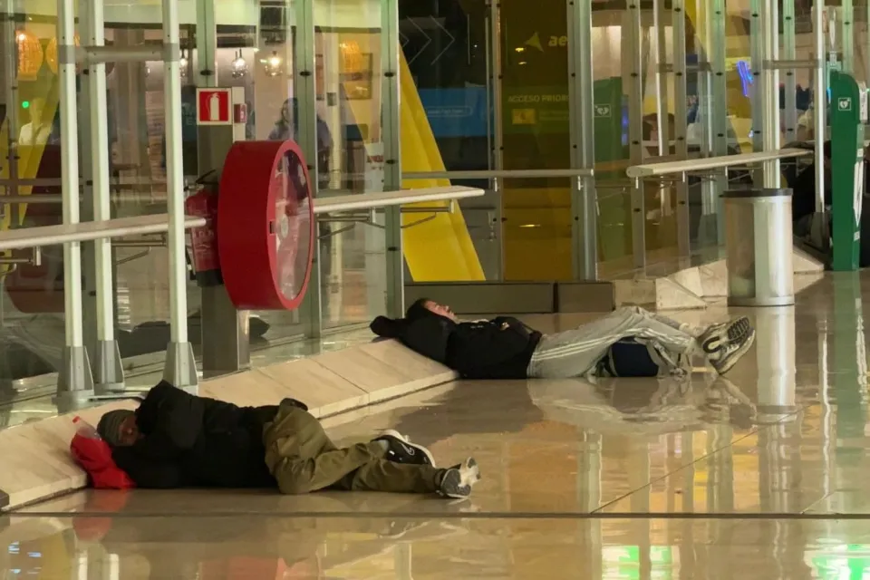 Aena limitará el acceso a Barajas para evitar la entrada de personas sin hogar|Foto: Euronews/Roberto Macedonio Aena limitará el acceso a Barajas para evitar la entrada de personas sin hogar y pide responsabilidades al Ayuntamiento de Madrid 