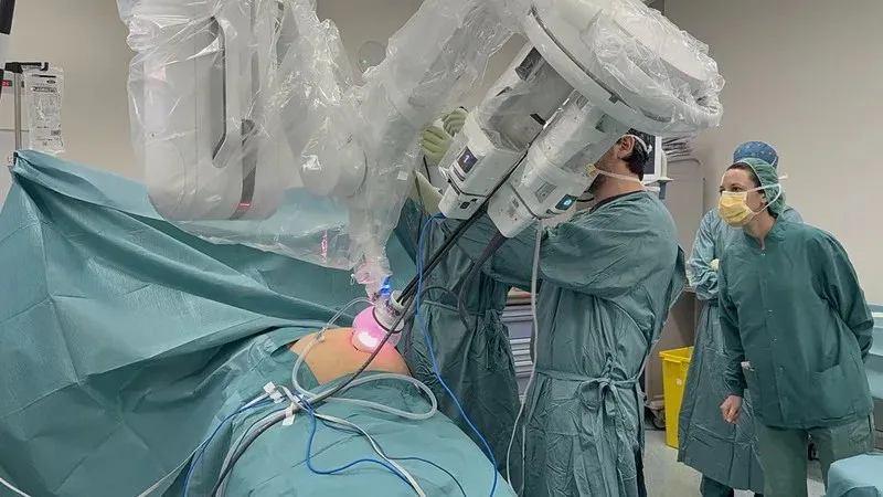 Hospital Sant Pau de Barcelona incorpora un robot de última generación| Foto: EFE (Archivo) El Hospital de Sant Pau de Barcelona ha incorporado un robot de última generación que permite operar con una gran precisión