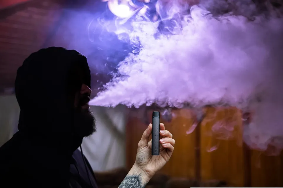 Los menores vapean casi el doble que hace un año Los menores vapean casi el doble que hace un año y son más permisivos con dejar fumar, según la encuesta 'Semana sin Humo de la Sociedad Española de Medicina de Familia y Comunitaria (semFYC)'