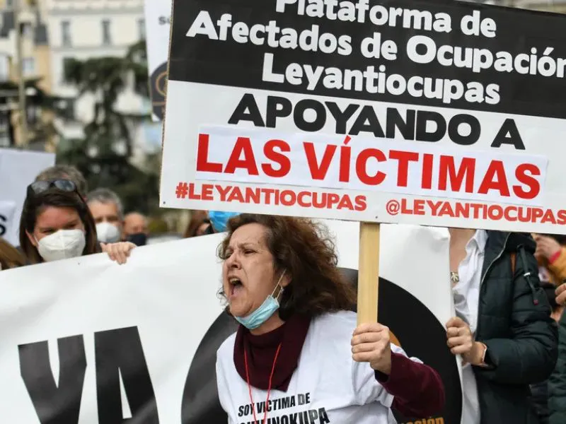 okupas-espana-corte-suministros-senado|Foto: La Razón/Fernando Sánchez/Europa Press El Senado aprueba una reforma del Código Penal para que cortar luz o agua a okupas deje de ser delito de coacciones

