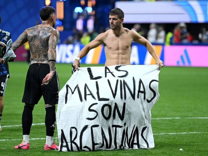 jugadores-de-la-seleccion-argentina-celebrando-con-pancarta-sobre-las-islas-malvinas|Foto: Getty Images 