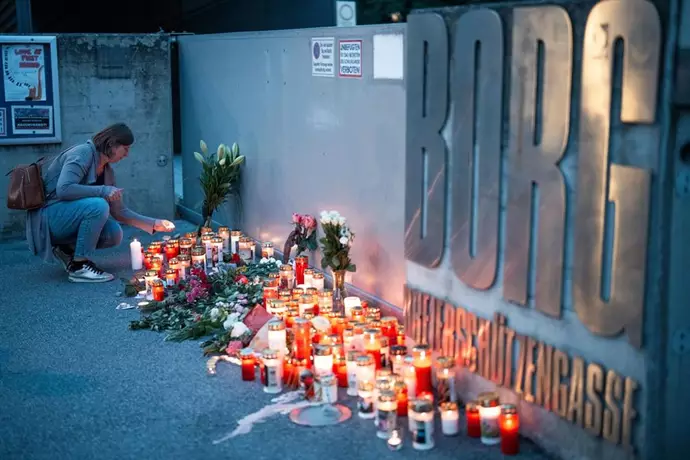 Ofrendas en el colegio de Graz (Austria) donde un exalumno mató a 10 personas|Foto: Europa Press/APA/DPA/Georg Hochmuth Austria: al menos 10 fallecidos tras un tiroteo en un colegio en Graz

