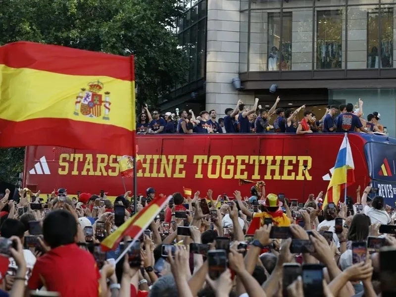 Jugadores de la selección española celebrando la Copa del Mundo en un autobús descubierto en Madrid|Foto: EFE
