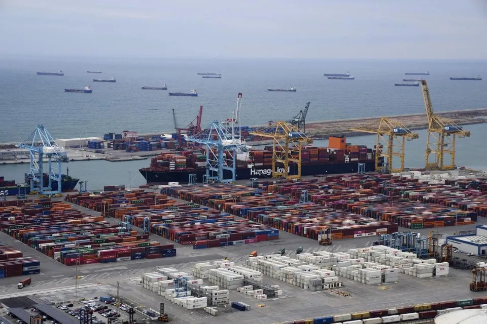La terminal de contenedores del Puerto de Barcelona|Foto: EFE/Alejandro García El Gobierno activa los primeros 1.000 millones en avales conectados a la guerra arancelaria