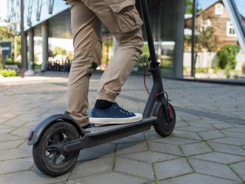 Usuario conduciendo un patinete eléctrico