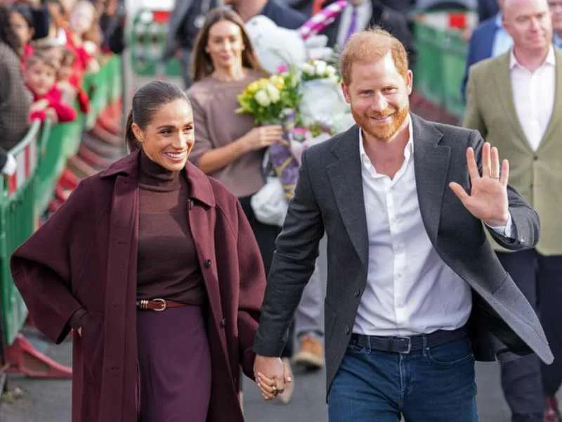 El príncipe Harry y Meghan Markle saludando a los ciudadanos durante su visita a Nottingham|Foto: Getty Images 