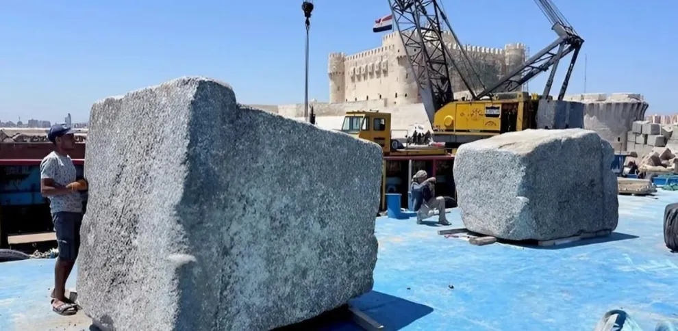 Bloques de piedra extraído del agua por los investigadores galos|Foto: CNRS Un equipo franco-egipcio recupera 22 colosales bloques del fondo del Mediterráneo, incluyendo las imponentes puertas del Faro de Alejandría, en una misión que combina arqueología y tecnología digital.*  