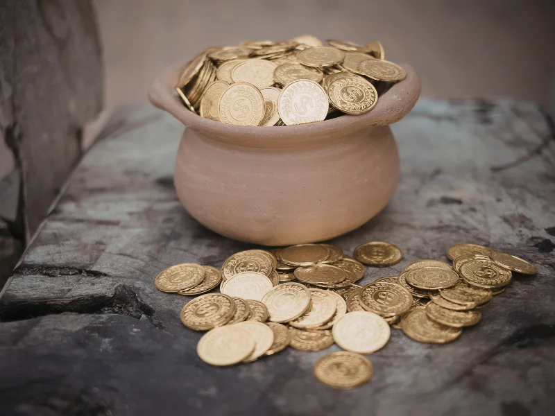 Muestras de monedas de oro antiguas halladas en un yacimiento histórico
