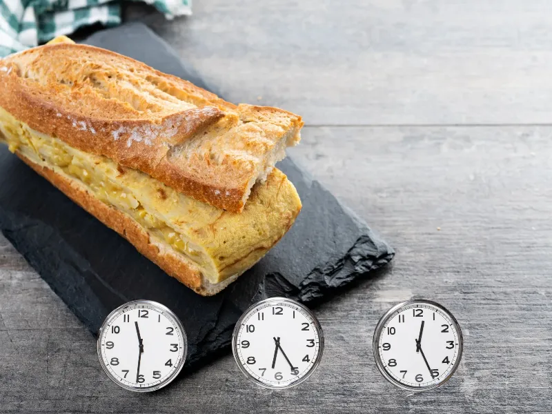 España tiene dos huso horario ¿Sabías que en España se almuerza a las 14:30 y se cena a las 21:00? 