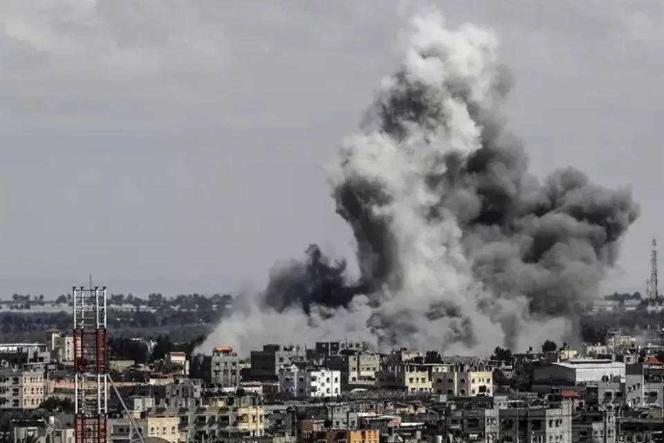 Columna de humo tras un bombardeo del Ejército de Israel contra la ciudad de Rafá- Europa Press/Abed Rahim Khatib/DPA