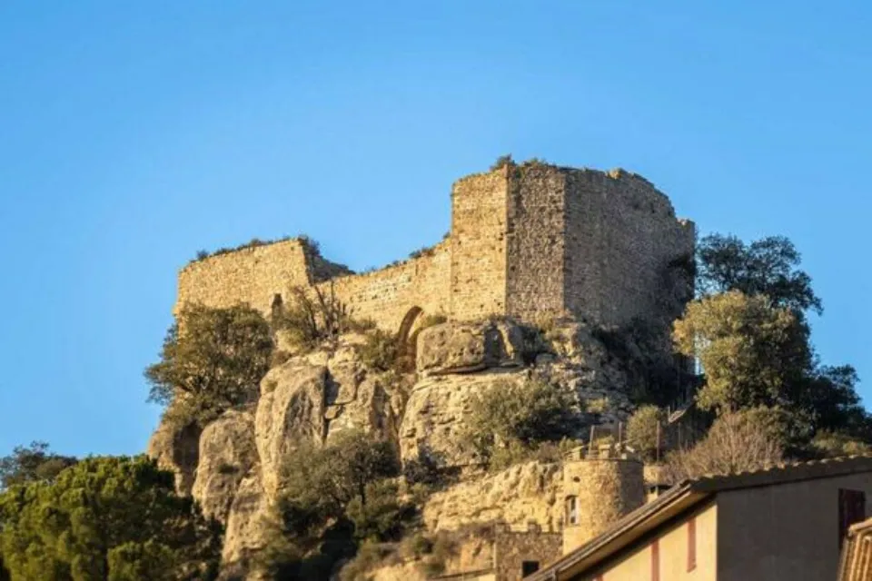Restos del castillo de Granera, en la provincia de Barcelona. Foto: El Confidencial/Catalunye Turisme