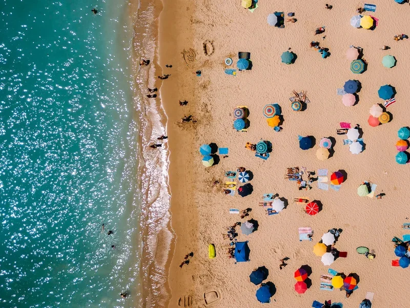 Vista de viajeros en un destino turístico de la costa española durante la temporada estival
