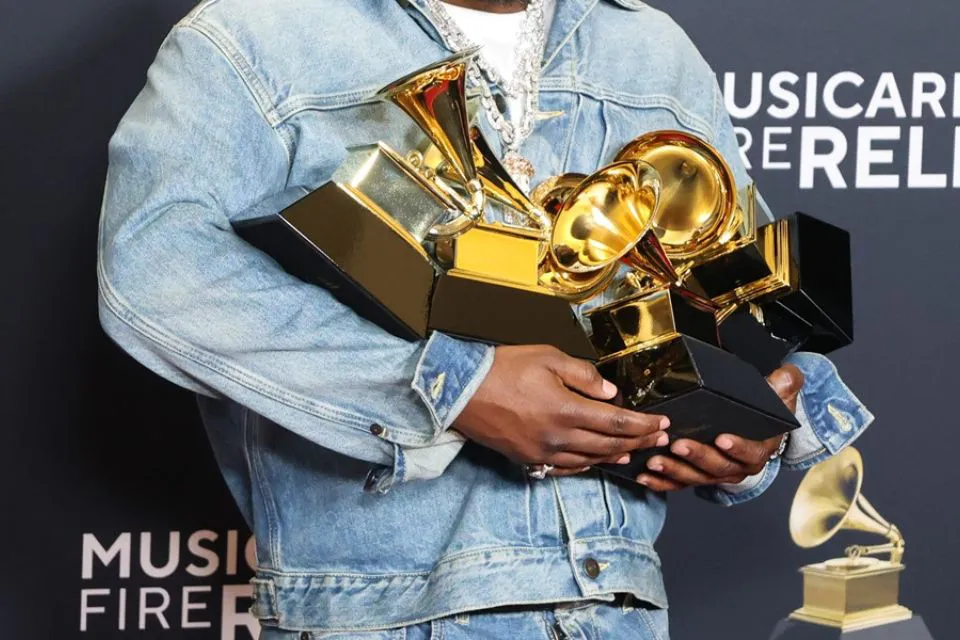 Kendrick Lamar posa con sus cinco Grammy - Los Ángeles, California (EE.UU.). EFE/Octavio Guzmán El rapero estadounidense Kendrick Lamar posa con sus cinco Grammy en la 67 ceremonia anual de los premios Grammy
Los Ángeles, California (EE.UU.). EFE/ Octavio Guzmán