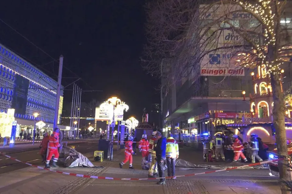 Los servicios de emergencia, en el mercadillo. El Mundo/AP