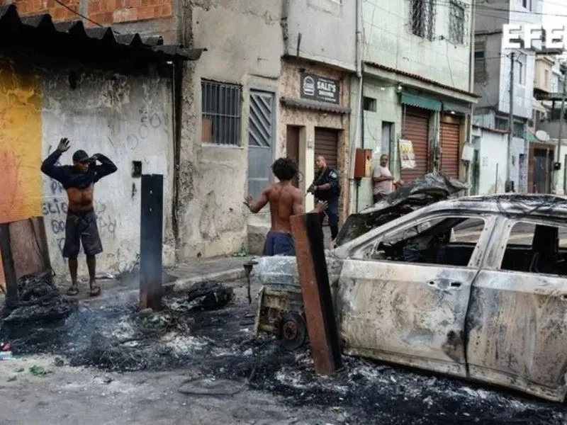 La Policía de Río de Janeiro custodia a dos personas durante un operativo|Foto: EFE/Antonio Lacerda Río de Janeiro registra 132 muertos tras la operación policial más letal 


