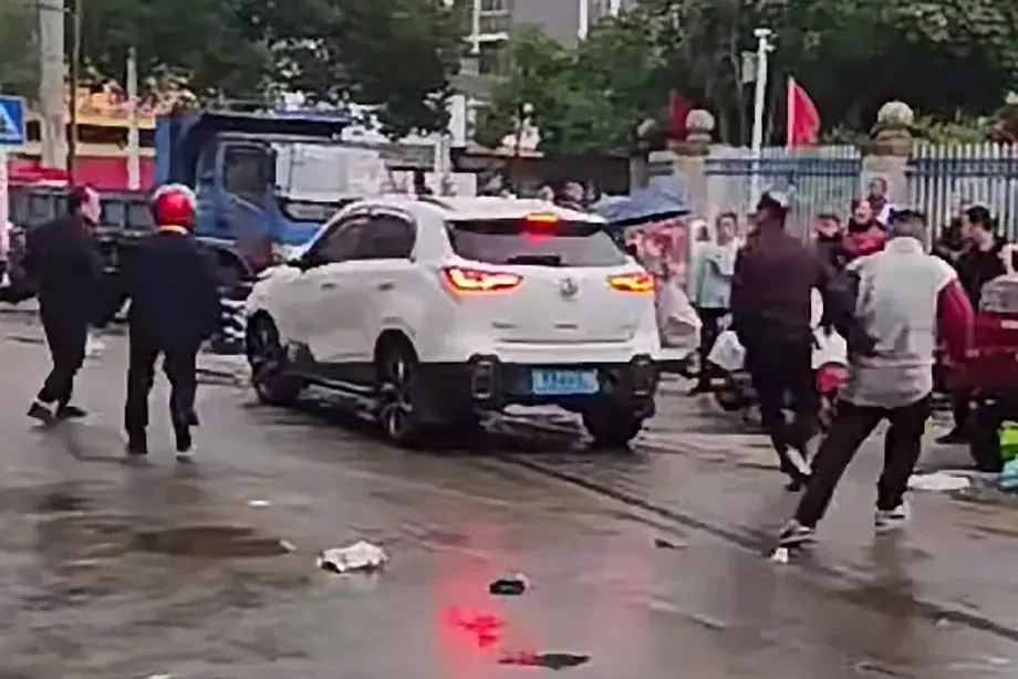 Imagen de uno de los vídeos del atropello frente a una escuela en China difundidos en redes sociales - AFP - El Mundo