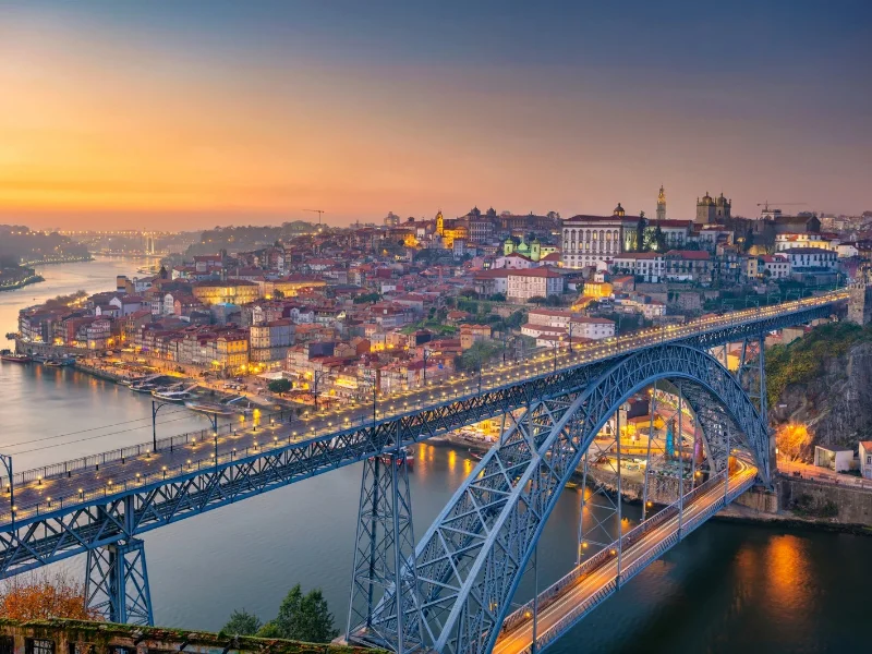Vista panorámica de Oporto con el río Duero y el Puente Don Luis I al atardecer