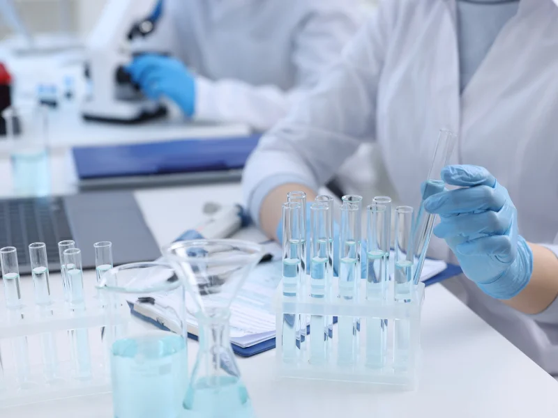 investigadores-analizando-muestras-de-adn-en-un-laboratorio-medico-de-alta-tecnologia