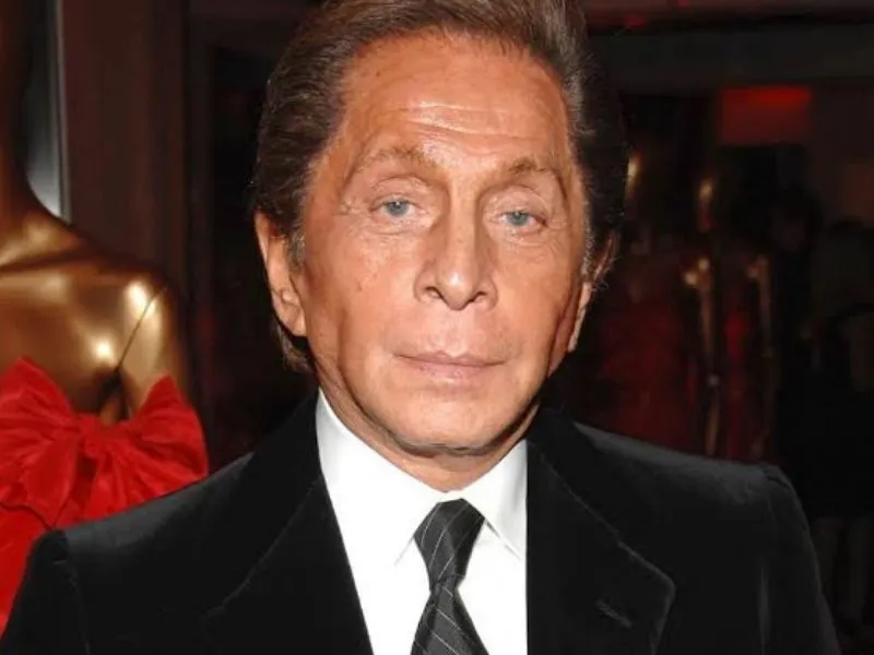diseñador-italiano-valentino-garavani-vestido-rojo-iconico-moda|Foto: Hola.com Muere Valentino Garavani a los 93 años. Repasamos la vida del diseñador italiano que inventó el 'rojo Valentino' y vistió a Jackie Kennedy y Julia Roberts