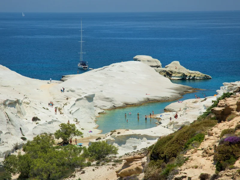 Paisaje costero de la playa de Sarakiniko con sus rocas volcánicas blancas y aguas turquesas en la isla de Milos