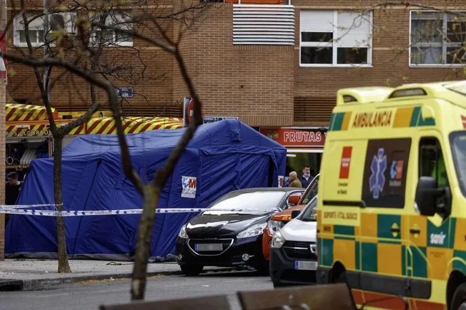 Varias dotaciones del cuerpo de bomberos y de los servicios de emergencias en Alcorcón, Madrid|Foto: EFE/Rodrigo Jiménez Madrid: dos bomberos muertos y uno en estado crítico tras arder un coche en un garaje 
