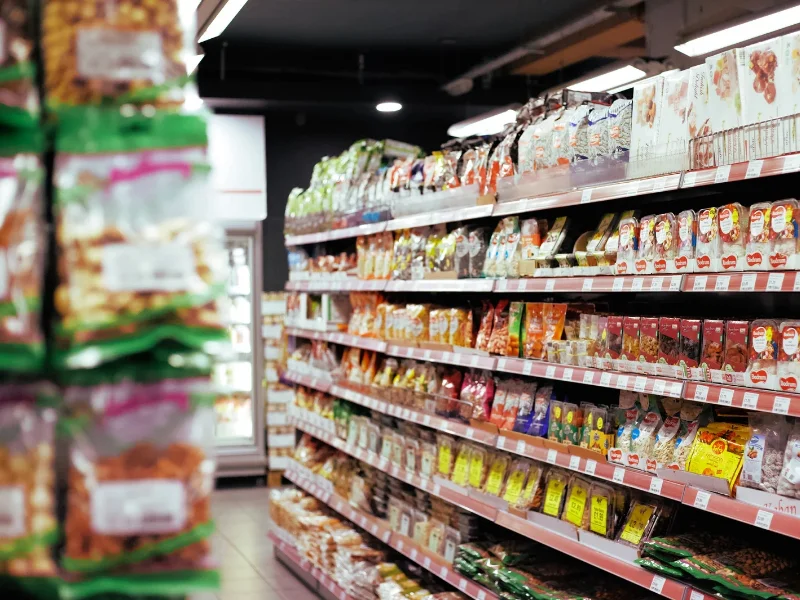 Estanterías con productos de alimentación