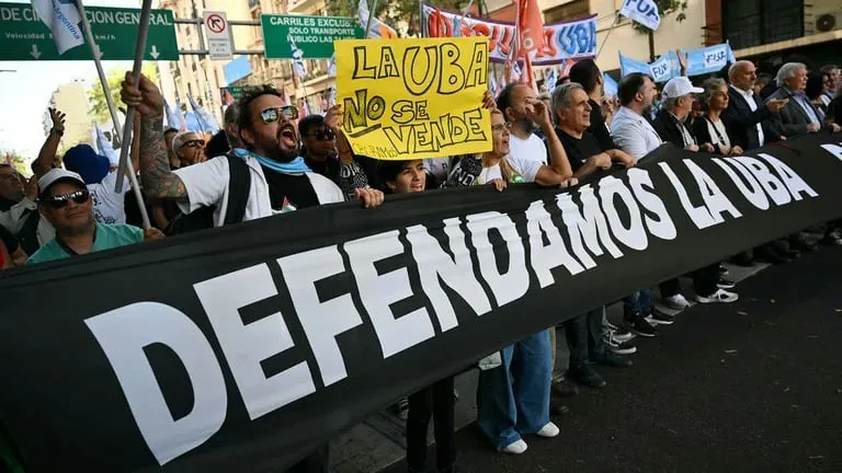Argentina una multitud protestó en defensa de las universidades públicas9
