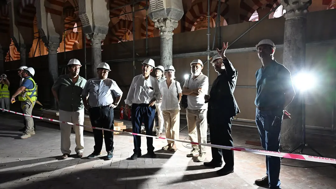 Planificación para la restauración de la Mezquita-Catedral de Córdoba|Foto: Instagram / @mezquitacatedralcordoba La Consejería de Cultura aprueba un plan de emergencia para retirar escombros y asegurar la estructura, mientras expertos evalúan los daños en tres capillas históricas. El Cabildo asumirá los costes, aunque se esperan meses de trabajos minuciosos.