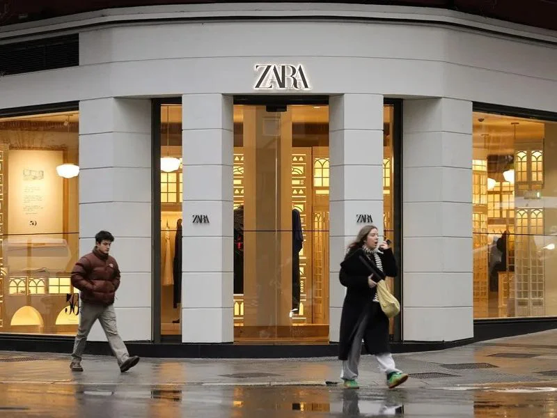 tienda-zara-logo-iluminado-en-centro-comercial-lujo-ranking-marcas|Foto: EFE 